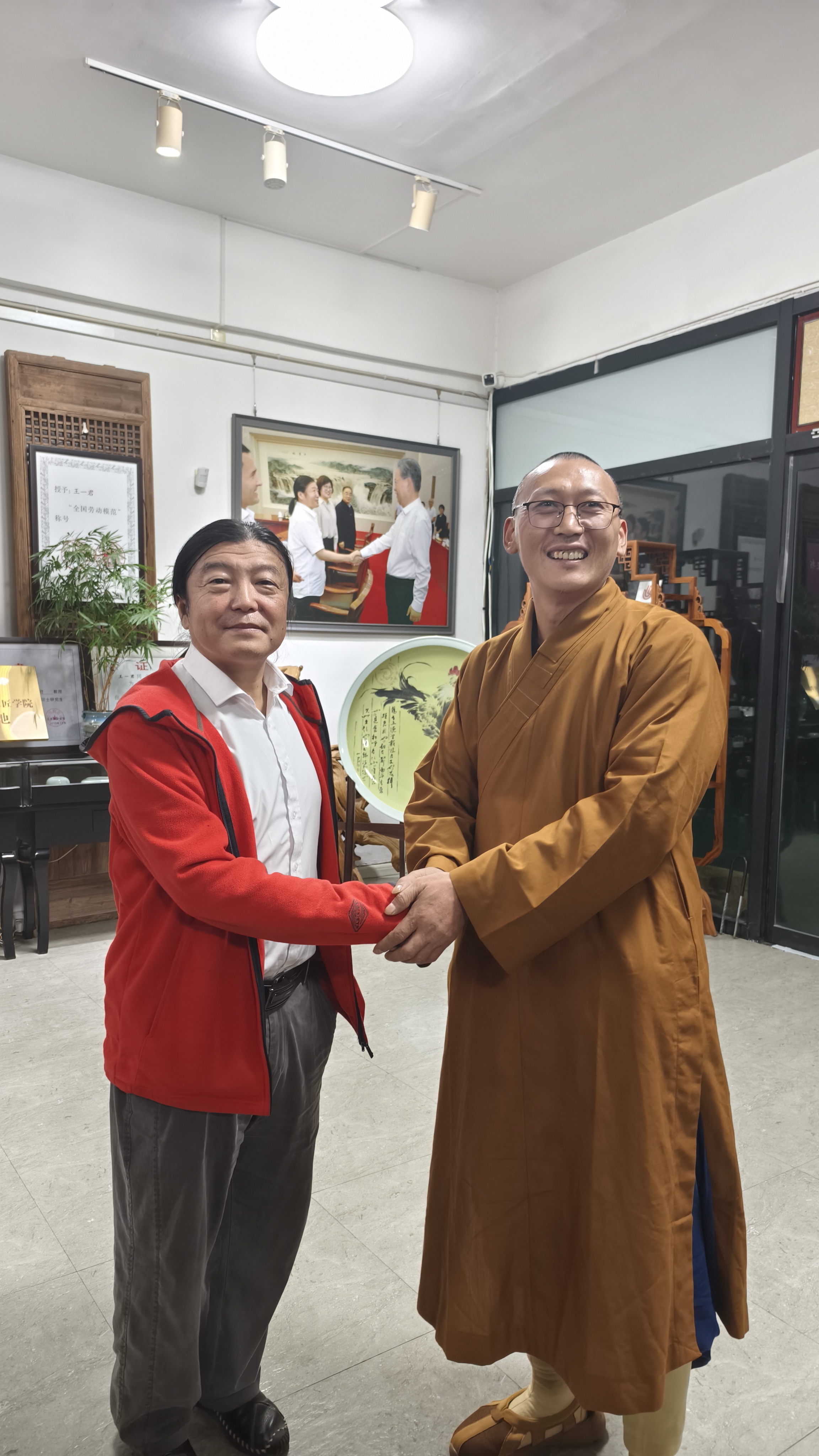 山东省政协常委、陶艺大师王一君与中国少林杂志社社长、延明传媒顾问释延明会面交流