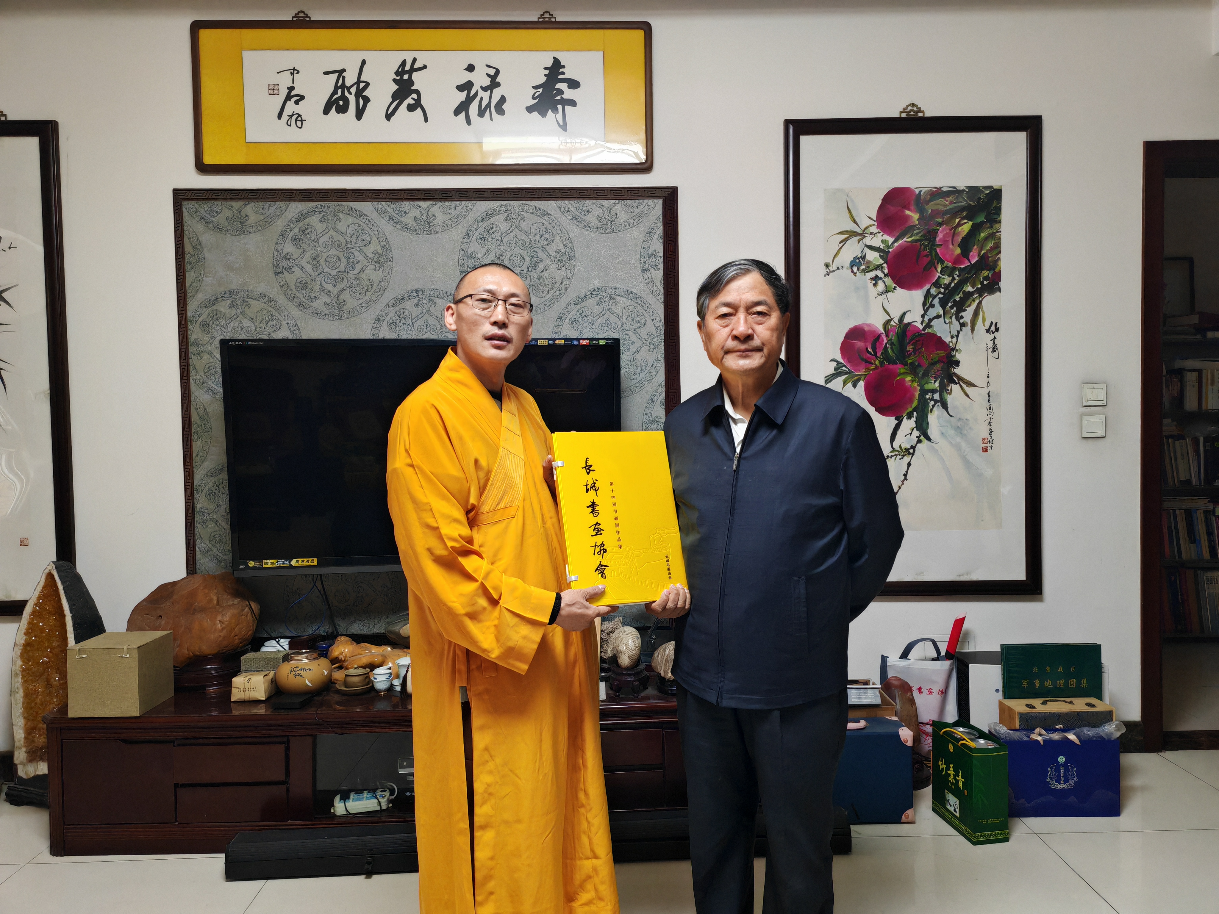 延明传媒文化顾问释延明与吴双战上将合影留念